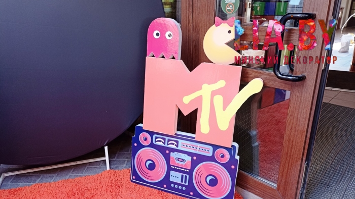 Фотозоны лета: белорусское село, MTV, круг из травы с шарами — фото 8