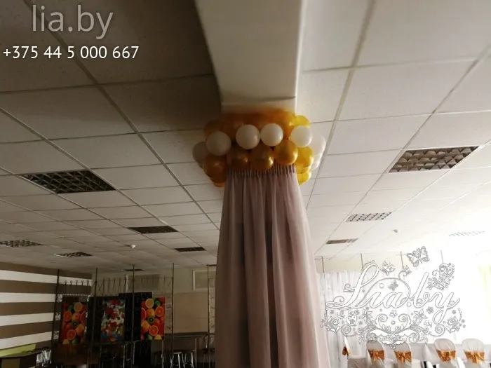 украшение столба в столовой воздушными шарами