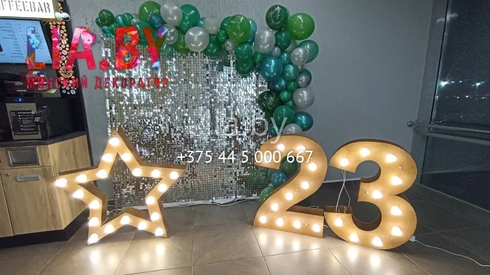 Фотозона к 23 февраля зелёного цвета со светом.