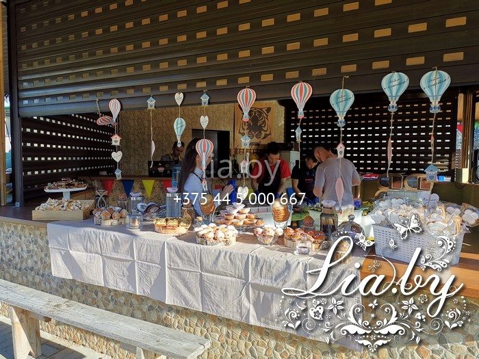 candy bar на открытом воздухе . печать растяжек с бумажными фигурами