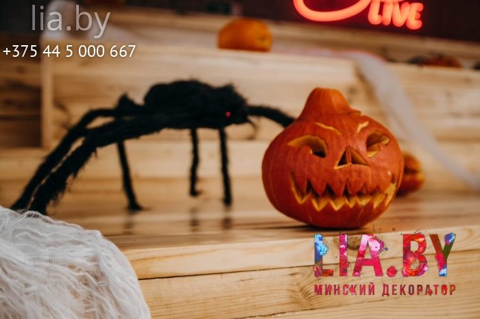 тематическое украшение на halloween: тыквы, пауки, паутина, страшные маски и манекены