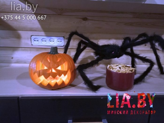 тематическое украшение на halloween: тыквы, пауки, паутина, страшные маски и манекены
