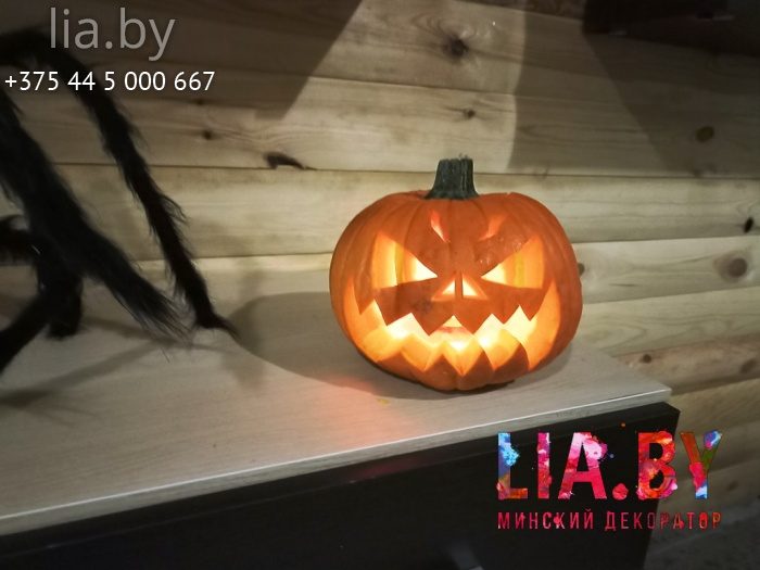 тематическое украшение на halloween: тыквы, пауки, паутина, страшные маски и манекены
