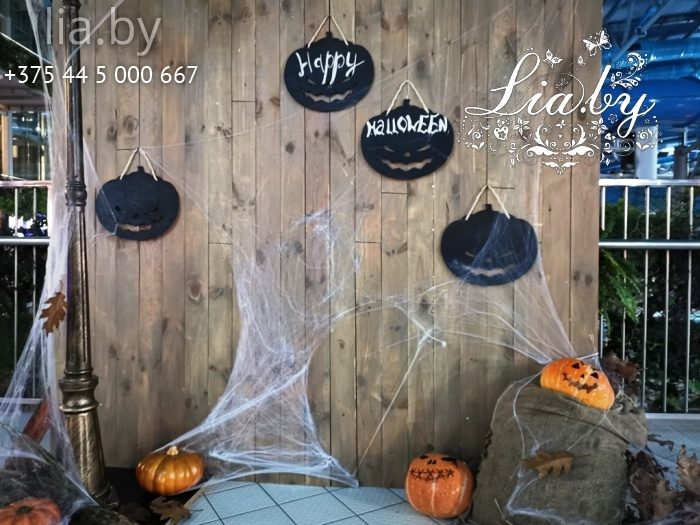 Halloween фотозона с тыквам и и паутиной