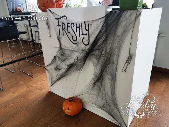 украшение офиса freshly к празднованию halloween, паутина, пауки, тыква, шляпа ведьмы, скелеты