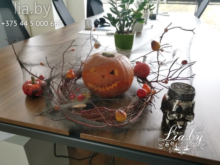украшение офиса freshly к празднованию halloween, паутина, пауки, тыква, шляпа ведьмы, скелеты