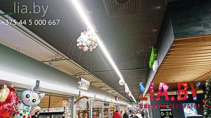Новогоднее украшение шаровыми подвесками в магазинах Евроопт Prime