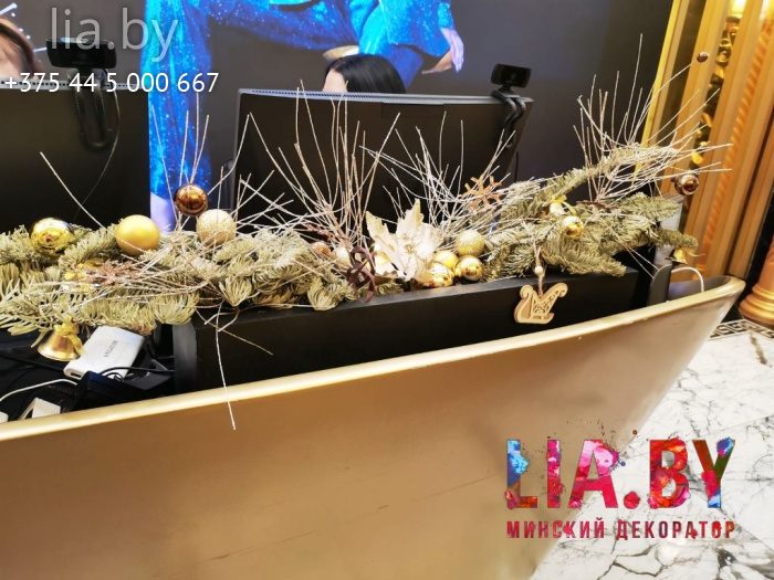 Дизайнерская композиция из нобилис и искристых игрушек на ресепшн казино
