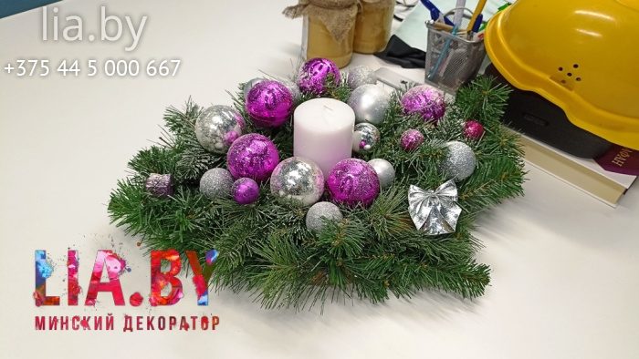 оформление к новому году офиса компании в малиновом цвете игрушек