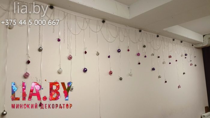 оформление к новому году офиса компании в малиновом цвете игрушек
