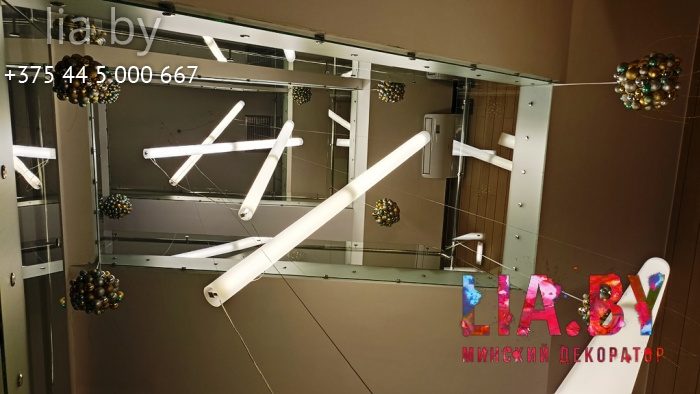 Украшение головного офиса компании Евроопт 3м ель и шаровые люстры-подвески на лестницу