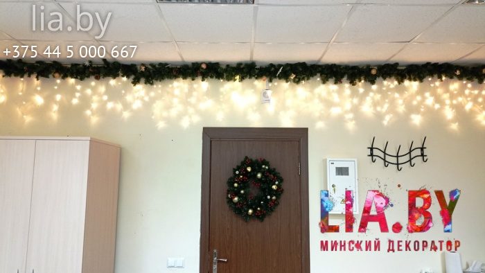 Украшение стены гирляндой хвойной со световой бахромой и венок на дверь