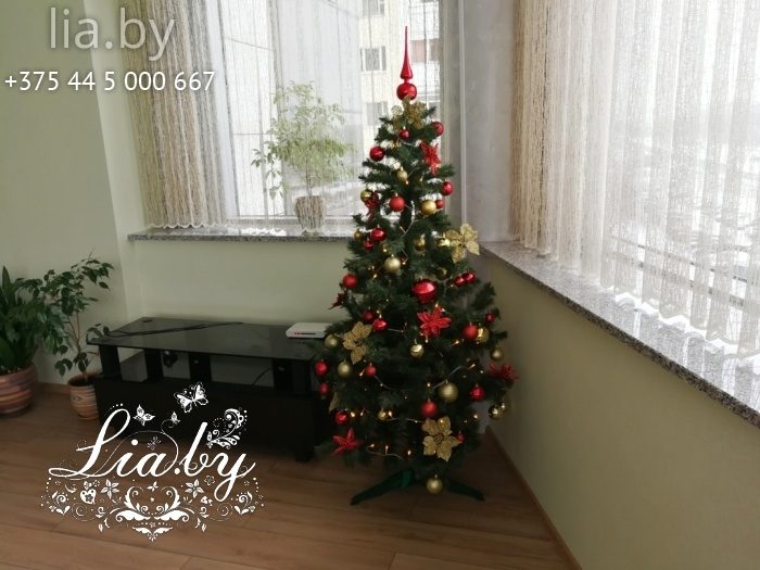 Украшение новогодней ели в офисе в кабинет заместителя руководителя