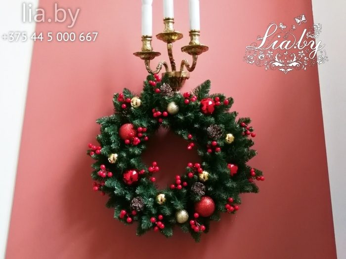 Украшенный хвойный венок с красными и золотыми игрушками