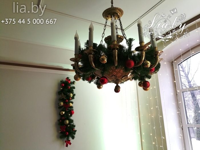 Люстра с хвоей и шарами на новый год