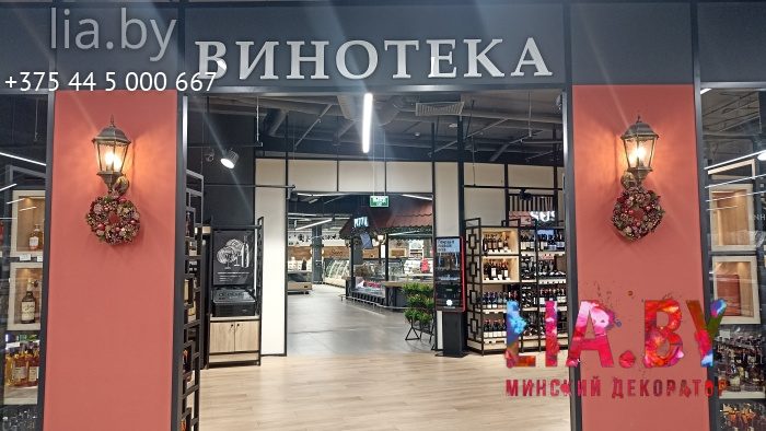Украшение колонн новогодними венками.