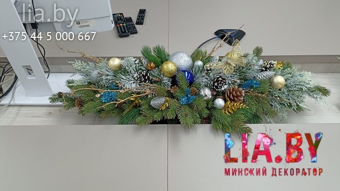 Украшение стола для переговоров еловыми ветками с декорациями.