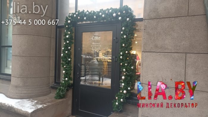 Украшение еловыми ветками с шарами.
