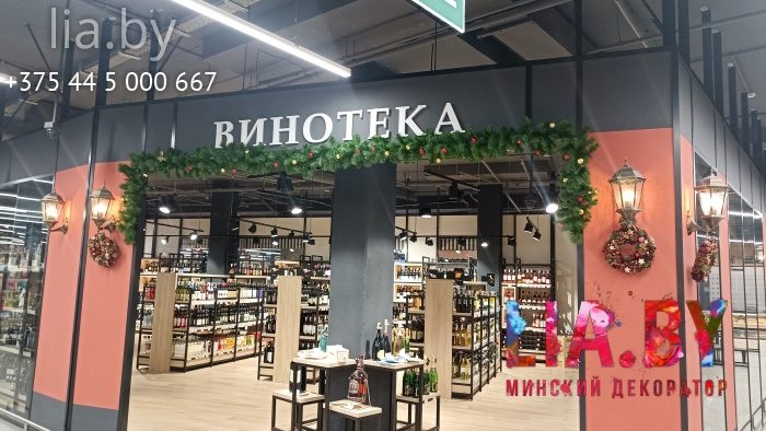 Украшение еловыми ветками с шарами.