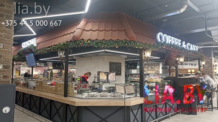 Украшение еловыми ветками с шарами.