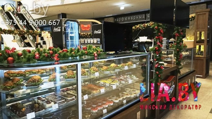 хвойное украшение на новый год лавки-кондитерской