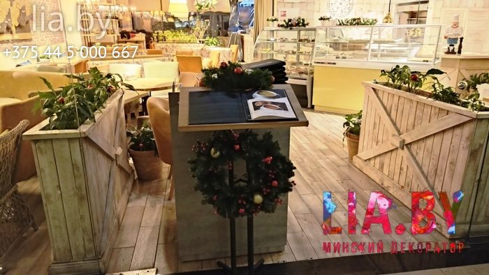 вход в ресторан украшенный винками с золотыми и красными шарами