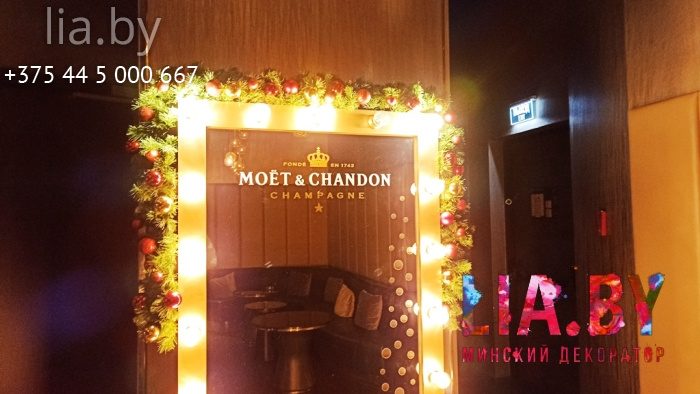 украшение к новому году Sky Bar Hilton 21 этаж: ель, стойки, зеркало и вход хвоей, светом и игрушками