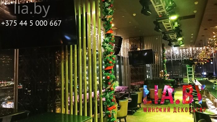 украшение к новому году Sky Bar Hilton 21 этаж: ель, стойки, зеркало и вход хвоей, светом и игрушками