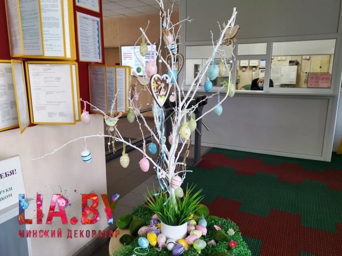пасхальная композиция на столике в фойе