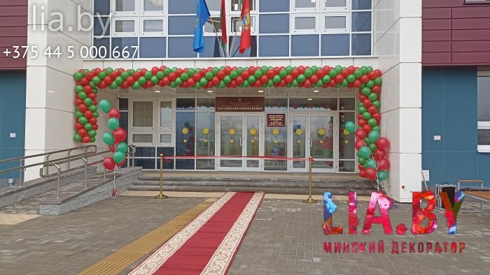 украшение входа в магазин гирляндой из шаров