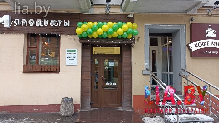 украшение входа в магазин гирляндой из шаров