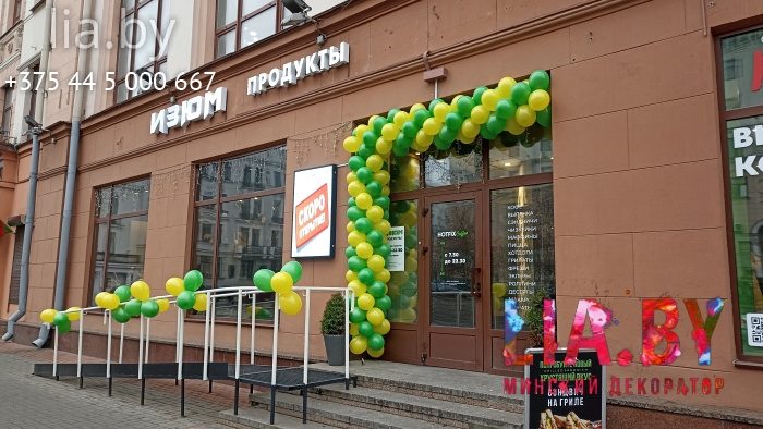 украшение входа в магазин гирляндой из шаров