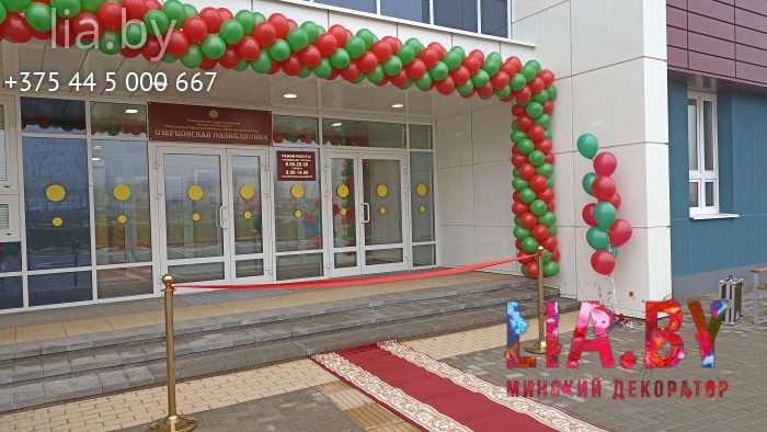 украшение входа в магазин гирляндой из шаров