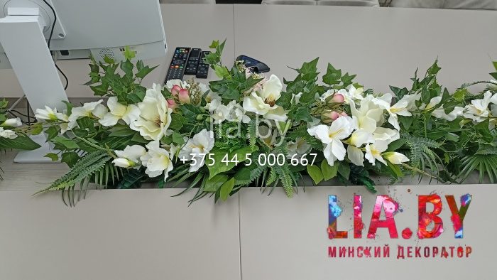 украшение стола для переговоров цветами белого цвета