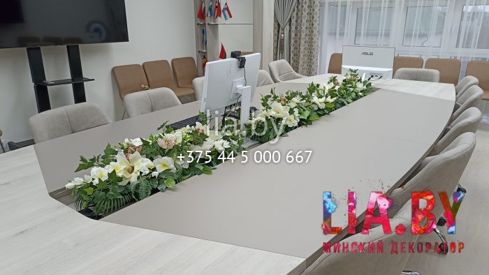 украшение стола для переговоров цветами белого цвета