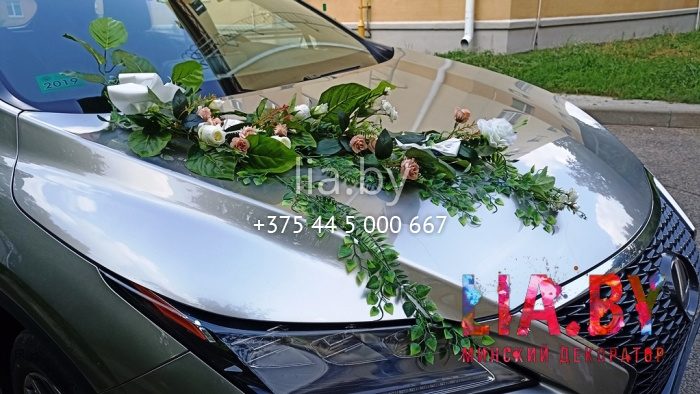 Украшение капота авто композицией из цветов