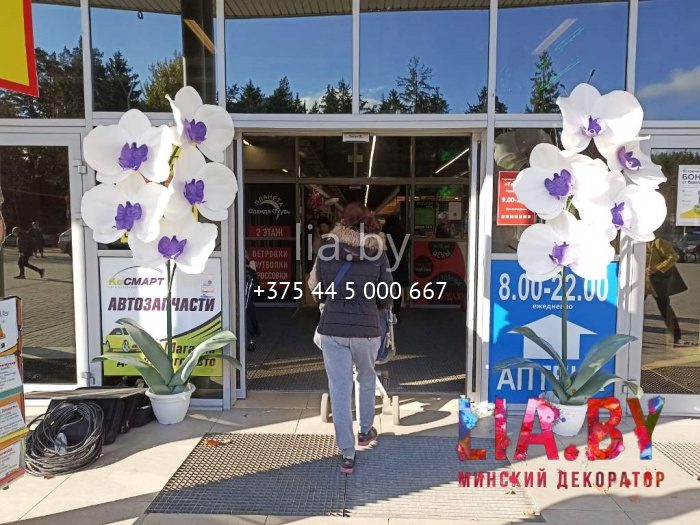 Цветочная круглая фотозона и большие орхидеи на вход ко Дню Матери