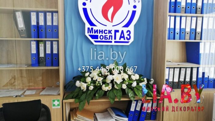 Белые композиции с орхидеями в зал ожидания и пышные консольные в службу Одно окно