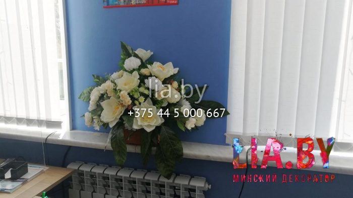 Белые композиции с орхидеями в зал ожидания и пышные консольные в службу Одно окно