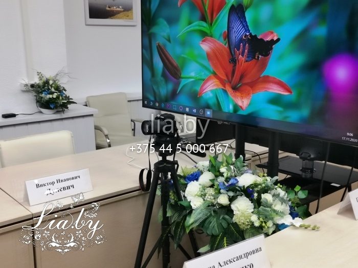 Украшение пресс-центра цветочными композициями белого и синего цвета