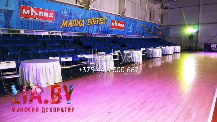 Украшение столов для судей белой тканью.