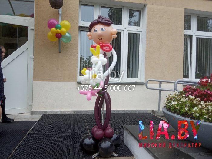 Украшение гимназии № 34 Минска шарами и фигурами школьников из шаров на 1 сентября
