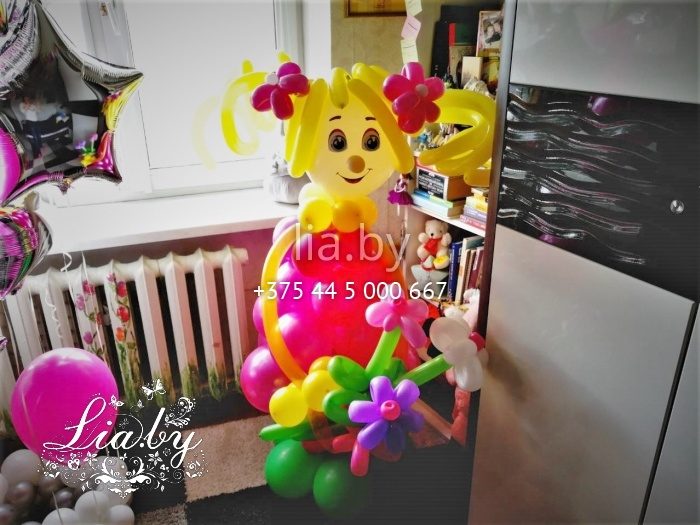 Фигура из шаров - девушка с букетом