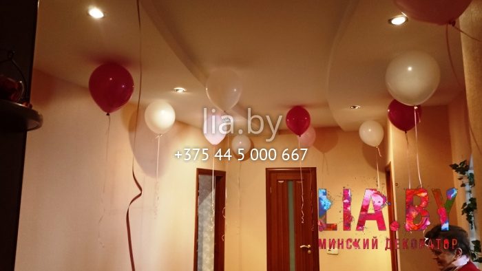 Украшение прихожей шарами с гелием под потолок