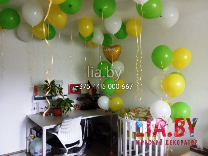 зеленые, желтые и белые шары на выписку из роддома девочки