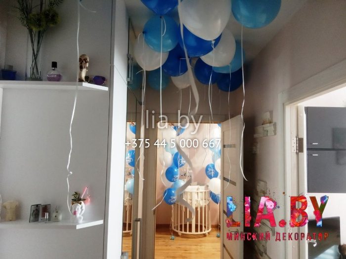 украшение квартиры на выписку мальчика белыми, голубыми и синими шарами