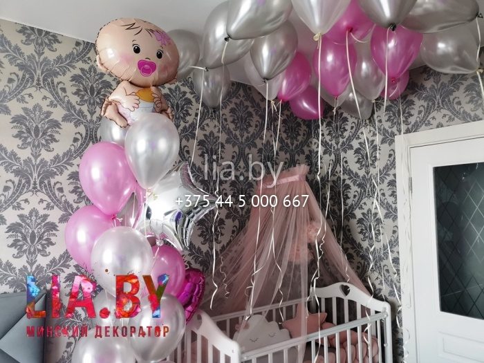 украшение квартиры шарами розового цвета в честь выписки девочки из роддома и украшение колыбели.