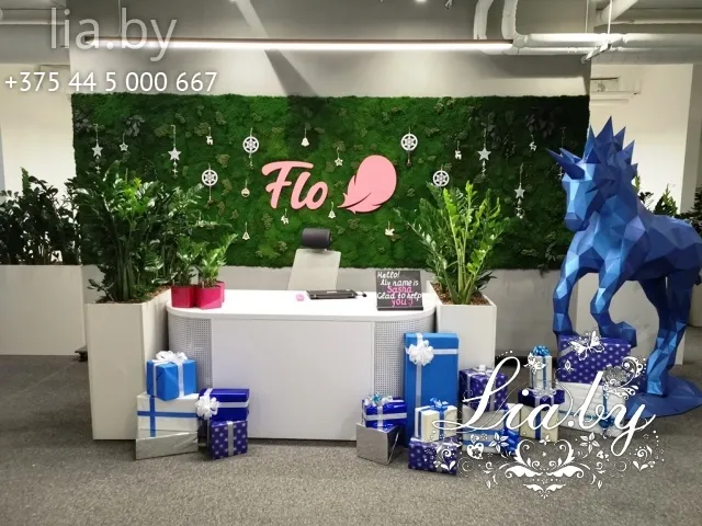 Украшение офиса компании FLO на новый год оформление стойки регистрации