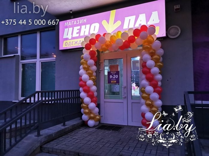 украшение шарами входа в магазин одежды