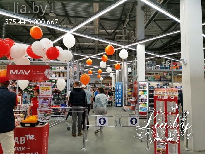 Украшение шарами магазина внутри